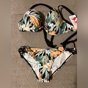 BNWT Venus bikini top is a D and bottoms are a size 6